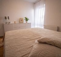 Hálószoba fehér bútorokkal és dekoratív kiegészítőkkel egy családi házban.