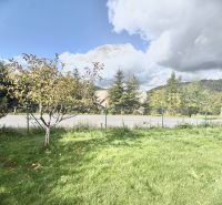 Kert fűvel és fával Oščadnicában, a Košariská utcában (Telek - lakóövezet).
