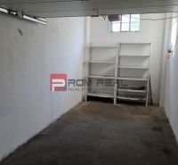 Betonpadlós és polcos garázs Pozsony III-ban, a Pionierska utcában.