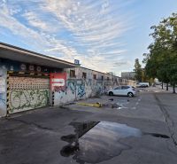 A Pionierska utcai garázsok Pozsony III-ban autókkal és graffiti a falakon.