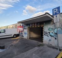 A Pozsonyi III. kerületben, a Pionierska utcában található garázsok, külső parkolók, graffiti a falakon.