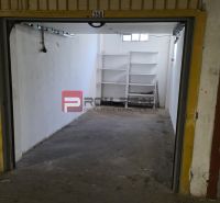 Nyitott garázsok a Pionierska utcában, Pozsony III, hátul polcokkal.
