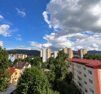 Kilátás a panelházakra és a zöldövezetre Dubnica nad Váhom városában, a Centrum I. utcában.