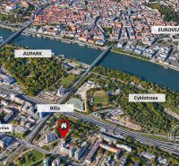 Légi felvétel Pozsonyról, Petržalkáról, Bosákováról, megjelölt érdekes pontokkal, beleértve az Auparkot és az Euroveát.