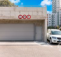 Bosákova utcai garázsok lakóházak és parkoló autók környezetében.