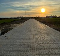 Szilárd út a Senicei Szőlőhegyen alkonyatkor, kilátással a városra.