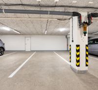 Podzemné parkovisko parkolóhelyekkel és autókkal.