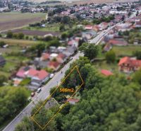 Légi felvétel egy 566 m²-es telekről Šaštín-Stráže-ban családi házak között.