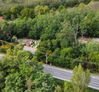 Családi ház Šaštín-Stráže-ban, zölddel körülvéve, 566 m²-es telekkel az út mellett.