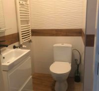 Kompakt fürdőszoba egy kétszobás lakásban mosdóval és WC-vel.