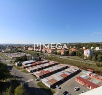 Kilátás egy háromszobás lakásból a Laborecká utcán, Homonnán, a város panorámájával.