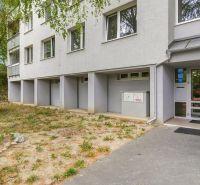 Bejárat egy lakóházhoz a Hanulova utcában, Pozsony - Dúbravka, részleges kerttel.