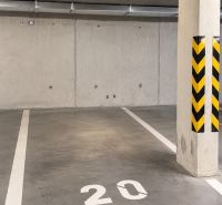 Földalatti garázs betonpadlóval és 20-as számú parkolóhellyel.