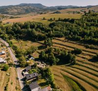 Légi felvétel a tájról a Rekreačné pozemky, Školská utca, Čierny Balog környékén, zölddel körülvéve.
