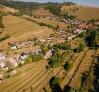 Kilátás a házakra és a tájra az Iskola utcában, Feketebalog, Üdülőterületek.