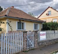 Családi ház Tornyosnémetiben téglatetővel és színes kerítéssel.