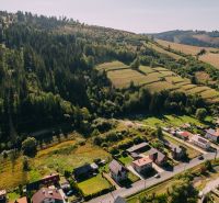 Légi felvétel a lakóterületekről Čierny Balogban, Švermova, a környező erdővel.