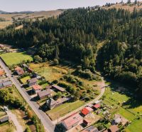 Légi felvétel a Čierny Balog-i lakóterületekről a Švermova utcában, erdőkkel körülvéve.