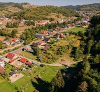 Légi felvétel a Čierny Balog-i Švermova utcáról lakótelkekkel.