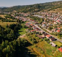 Légi felvétel a telkekről - lakóövezet a Čierny Balogban, a Švermova utcán.