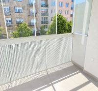 Erkély utcára néző kilátással egy 2 szobás lakásban, modern korláttal.