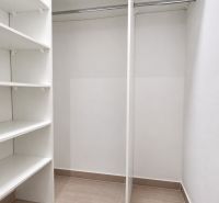 Gardrób polcokkal és akasztórúddal a kétszobás lakásban.