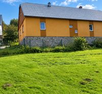 Családi ház Oščadnicában, a Košariská utcában, sárga homlokzattal és füvesített telekkel.