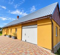 Sárga családi ház a Košariská utcában, Oščadnicában, színes burkolattal.