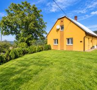 Családi ház a Košariská utcában, Oščadnicán, nagy kerttel és fákkal körülvéve.