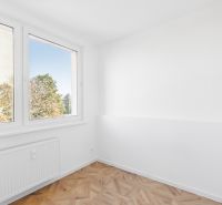 Világos falú és fa dekorációjú padlójú szoba, 2 szobás lakás.