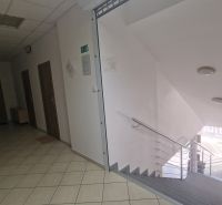 Iroda belső tér tágas lépcsőházzal és csempével, csendes környezetben.