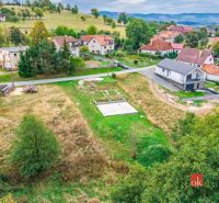 Telkek - lakóövezet Detván, kilátással a környező házakra és a természeti tájra.