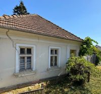 Egy régi ház a Krušovce-i Štefánik utcában, lakóövezeti telken.