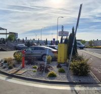 Javorová utca Malackán, üzletek, mint a Tesco és a Jysk, parkoló és kerékpárút.