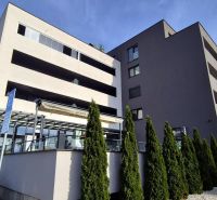 Két szobás lakással rendelkező épület a malackai Javorova utcában, sűrű növényzettel körülvéve.