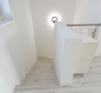 Lépcső és padló fa dekorral a háromszobás lakásban.