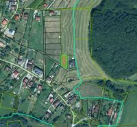 Légi felvétel a Podzámčok községben található lakóterületekről, amelyeket zöldterület és parcellák vesznek körül.