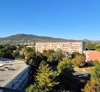 Kilátás a magasból egy lakótelepre, zöldterületre és hegyekre Nyitrán - Chrenová a Dlhán.