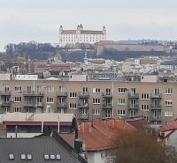 Kilátás a Pozsonyi várra a Jégeho utcából, Ružinovban, 2 szobás lakás.