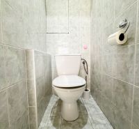 WC csempével és WC-papírral egy háromszobás lakásban.