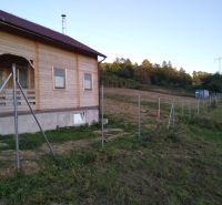 Faház Felsőbreznicén az erdő szélén új kerítéssel.