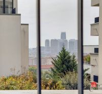 Kilátás az erkélyről Pozsony-Újvárosban a Szent Lőrinc utcán, a város panorámájával.