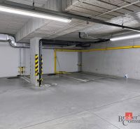 Parkolóhely a mélygarázsban színesen jelölt padlón.
