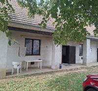A Fő utcán, Viničnében, a ház előtt, lakóövezeti telkek, asztalok állnak.