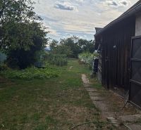 Kert gyeppel és járdával a Fő utcán, Viničné, Lakóövezeti telkek.