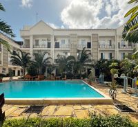 Rezidencia Mbweniben, Zanzibáron, medencével és trópusi kerttel.