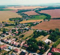Légi felvétel a Csermányban található lakóterületekről, amelyeket kiterjedt mezők és zöldterületek vesznek körül.