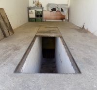 Szerelőaknával, polcokkal és szerszámokkal ellátott garázsok Párkányban, a Petőfi soron.