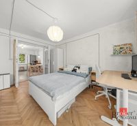 Hálószoba fa mintázatú padlóval és íróasztallal egy kétszobás lakásban.