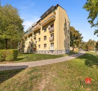 Társasház a Hubeného utcában, Pozsony-Rača városrészben, zöldövezet és út által körülvéve.